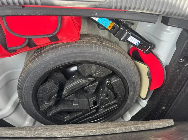 Car image 19