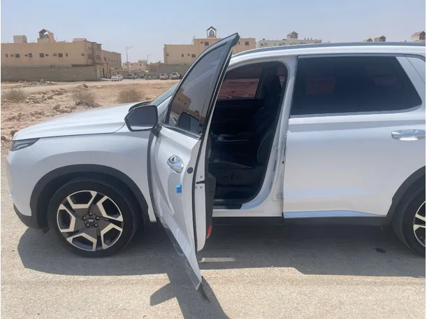 Car image 12