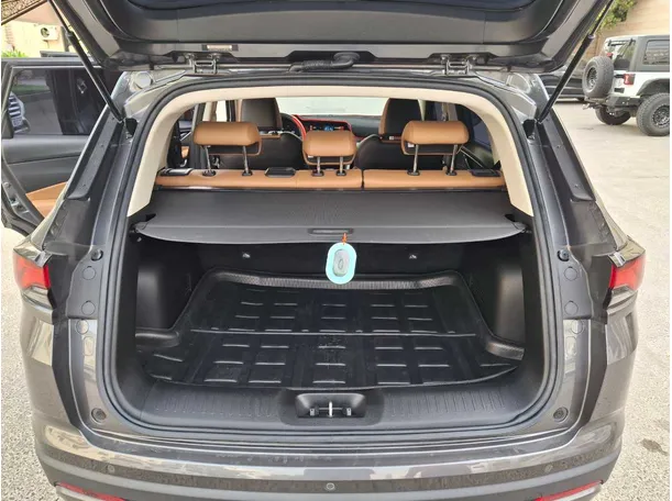 Car image 18