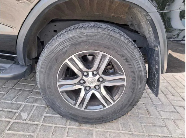 Car image 9