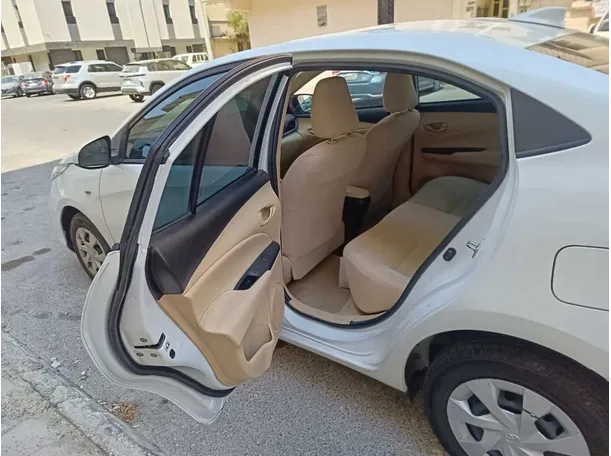 Car image 14