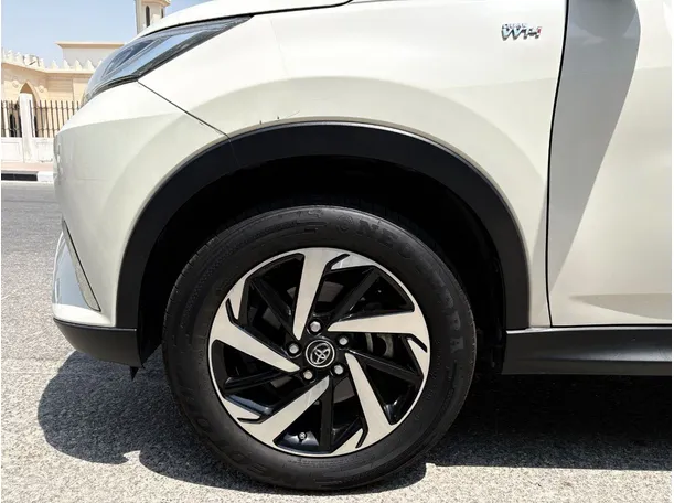 Car image 9