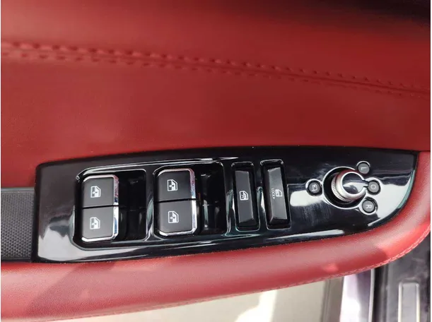 Car image 26