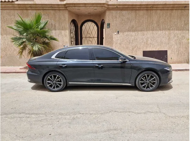 Car image 4
