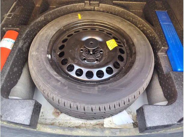 Car image 30