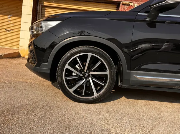Car image 9