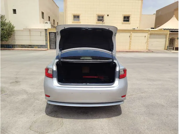 Car image 25