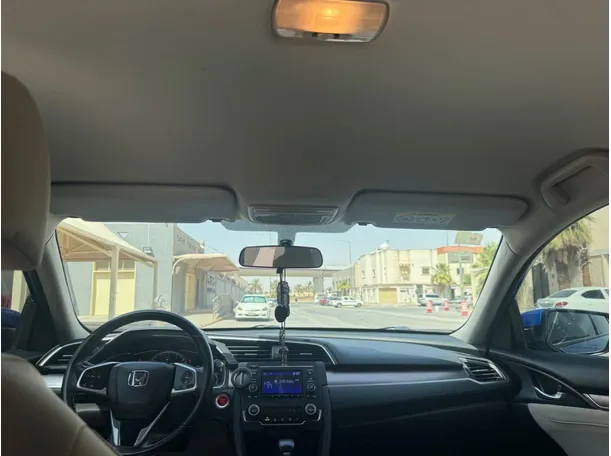 Car image 14