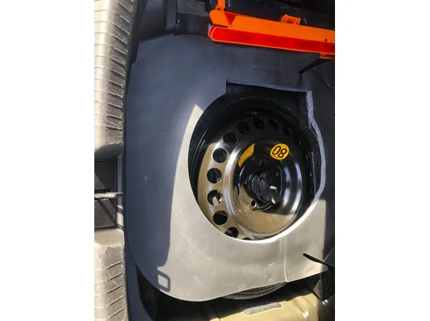 Car image 19