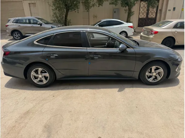 Car image 4