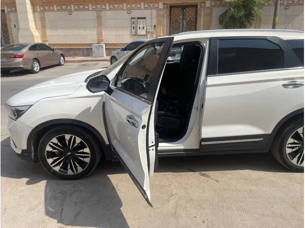 Car image 10