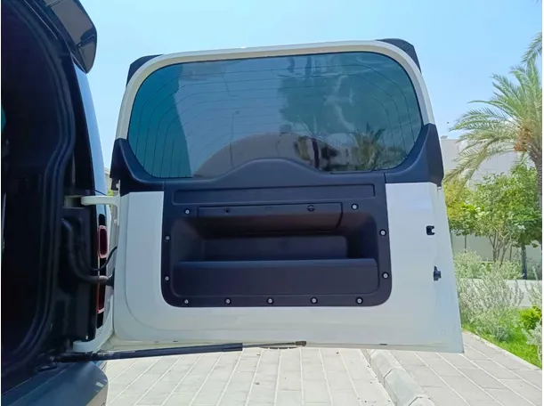 Car image 30