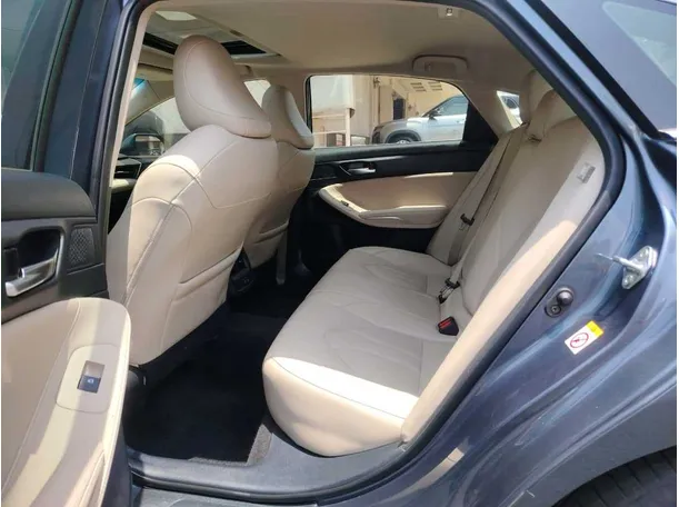 Car image 17