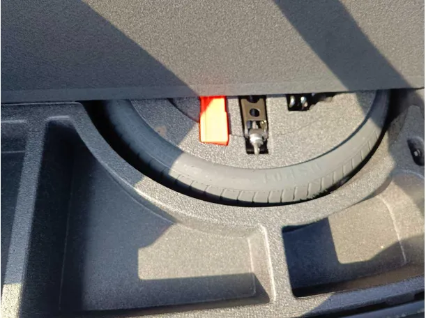 Car image 35