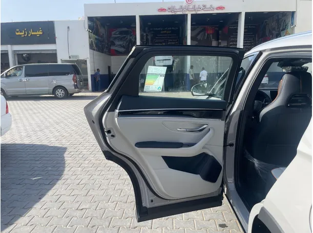 Car image 15