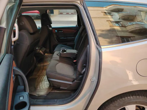 Car image 13