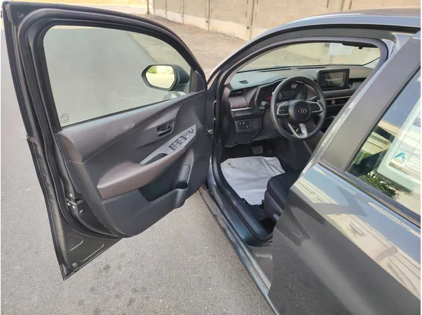 Car image 11