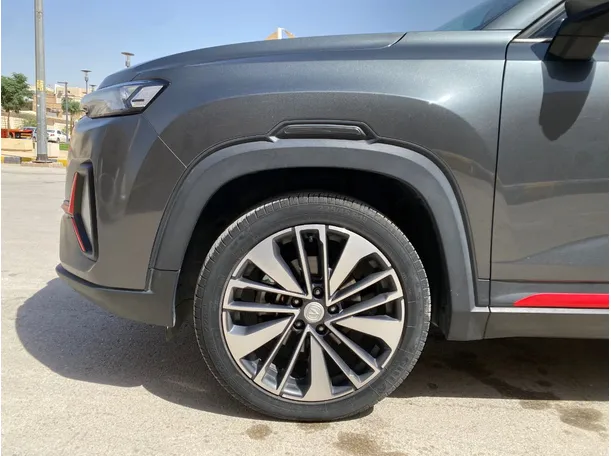 Car image 9