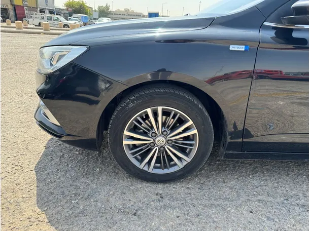 Car image 9
