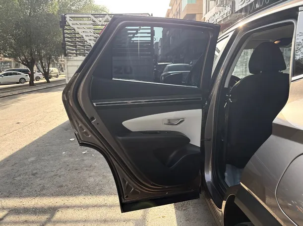 Car image 14