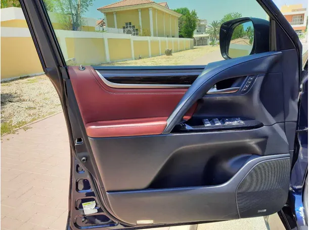 Car image 10