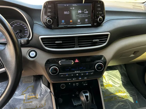 Car image 19
