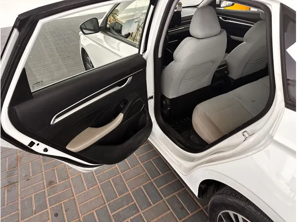 Car image 12