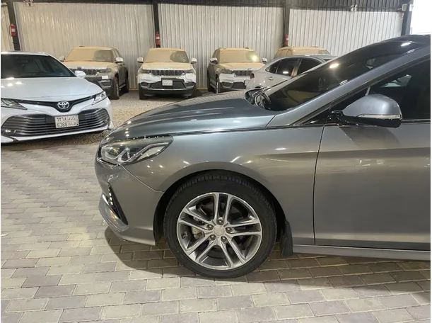 Car image 9