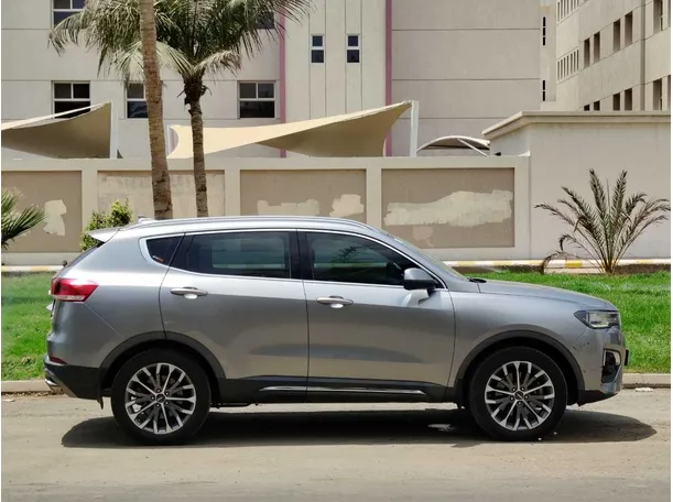 Car image 4