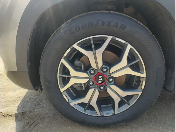 Car image 10