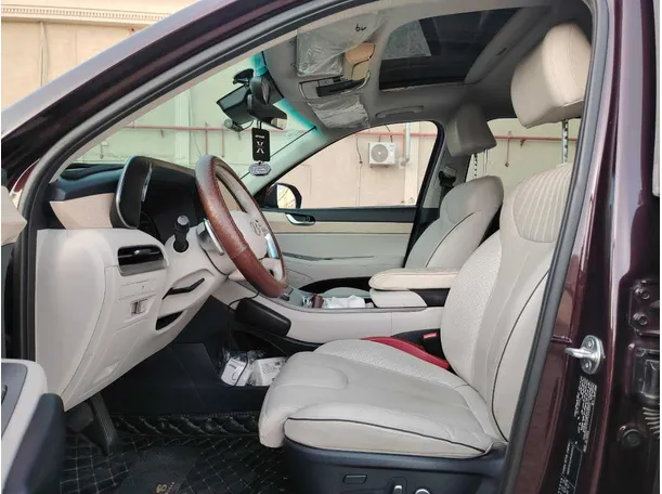 Car image 12