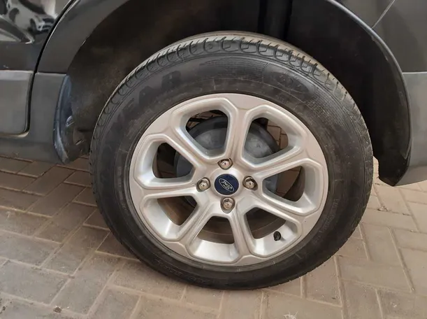 Car image 9