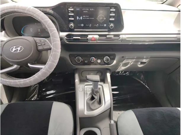 Car image 19