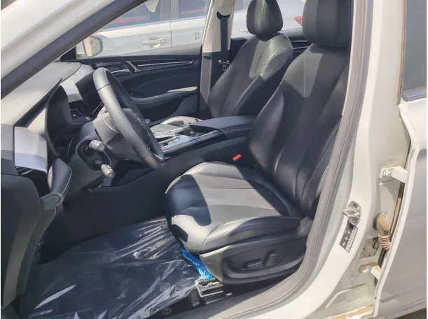 Car image 14