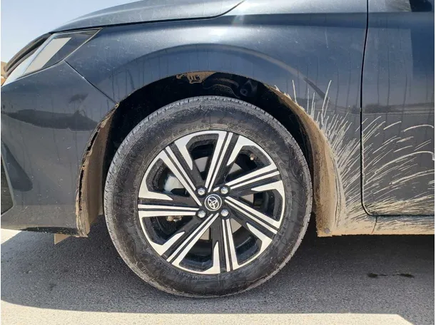 Car image 9