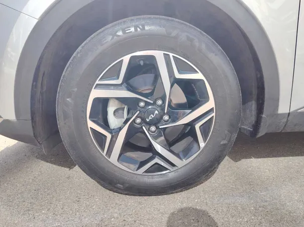 Car image 9