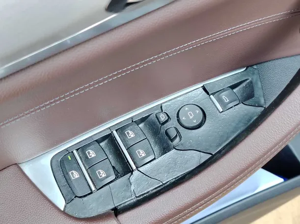 Car image 32