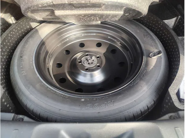 Car image 32