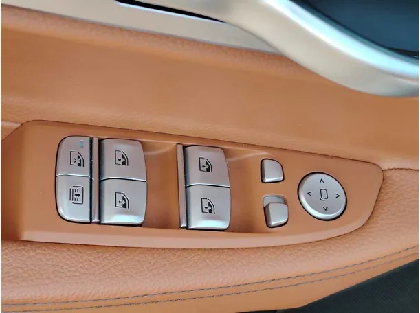 Car image 27
