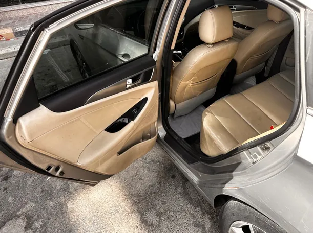 Car image 12