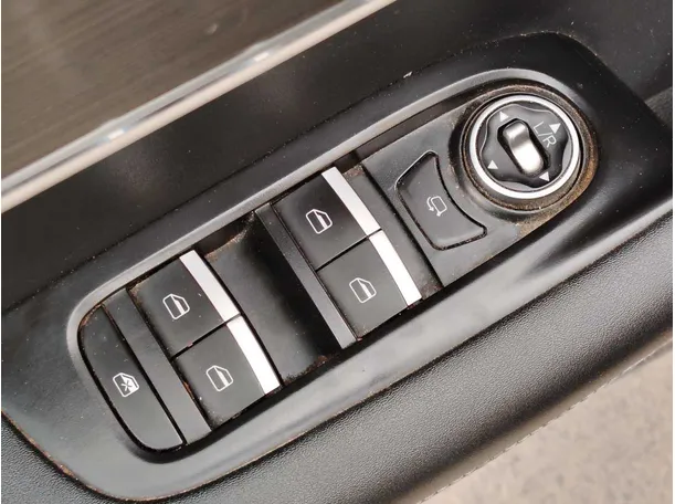 Car image 30