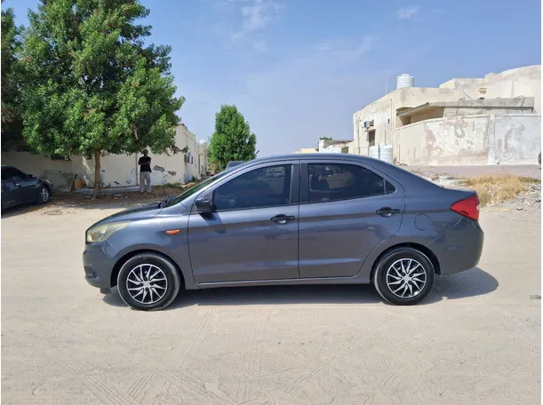 Car image 4
