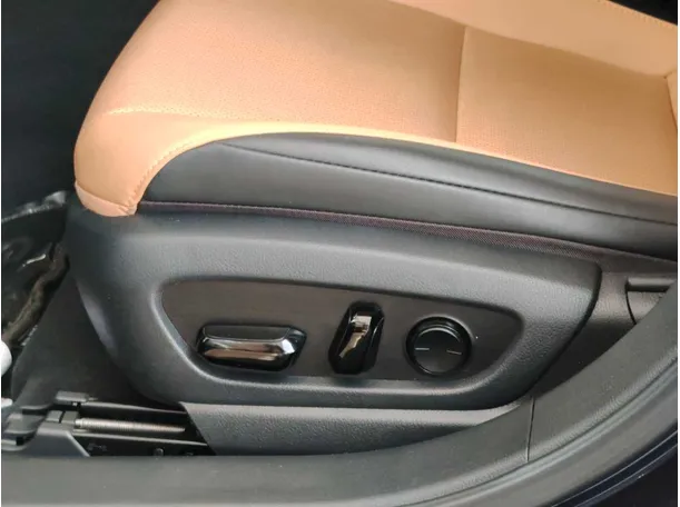 Car image 30