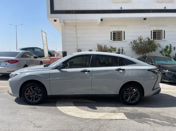 Car image 8