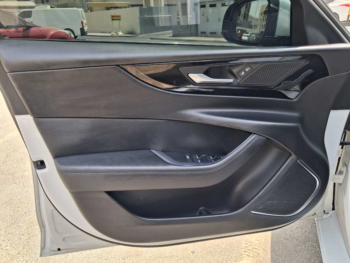 Jaguar Xe, миниатюра 10
